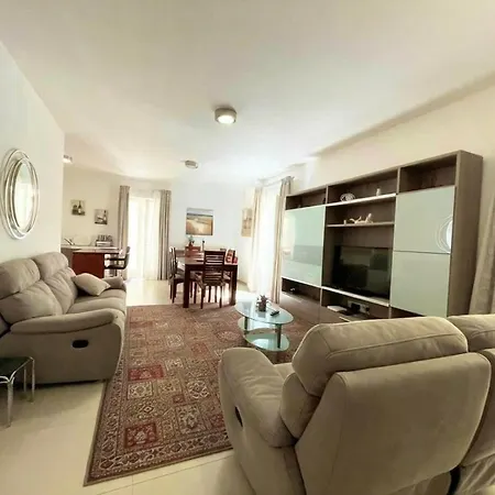 Stylish 3 Bedroom In The Heart Of 10 Apartment