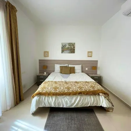 Stylish 3 Bedroom In The Heart Of 10 *