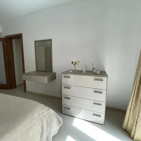Stylish 3 Bedroom In The Heart Of 10 Apartment *