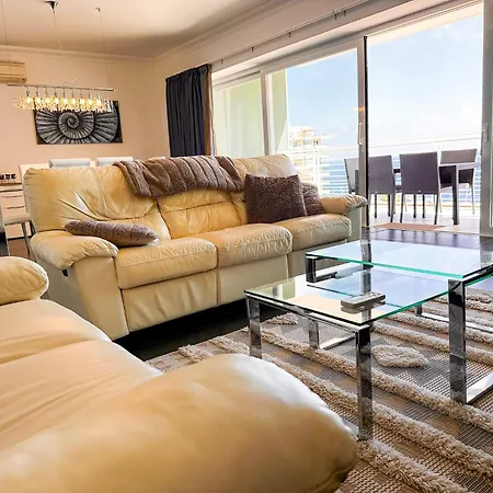 Stylish 3 Bedroom In The Heart Of 10 Apartment *