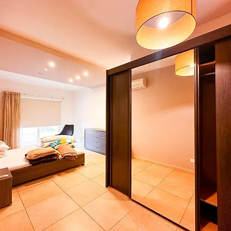 Stylish 3 Bedroom In The Heart Of 10 *