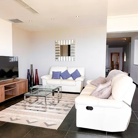 Stylish 3 Bedroom In The Heart Of 10 Apartment *