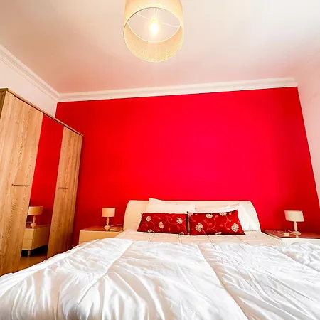 Stylish 3 Bedroom In The Heart Of 10 Apartment