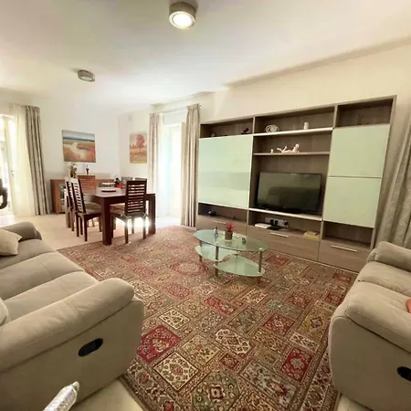 Stylish 3 Bedroom In The Heart Of 10 Apartment