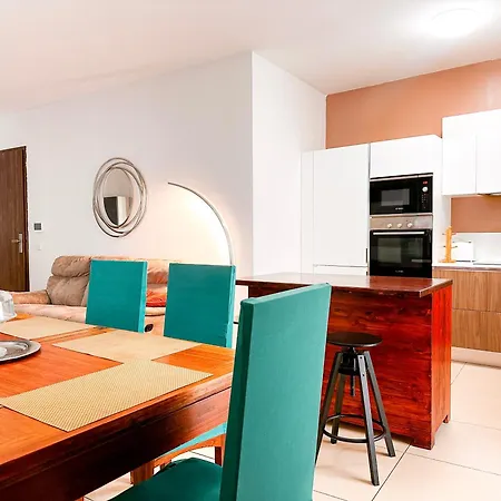 Stylish 3 Bedroom In The Heart Of 10 Apartament *