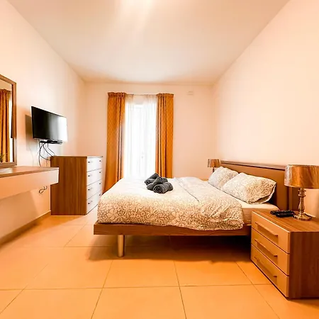 Stylish 3 Bedroom In The Heart Of 10 Apartament *