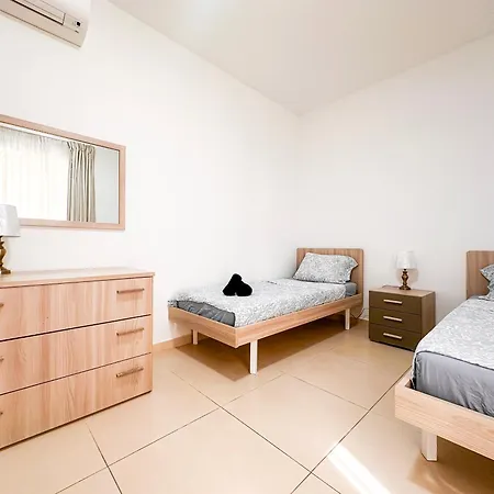 Stylish 3 Bedroom In The Heart Of 10 *
