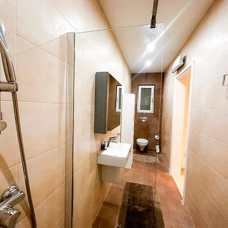 Stylish 3 Bedroom In The Heart Of 10 *