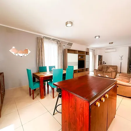 Stylish 3 Bedroom In The Heart Of 10