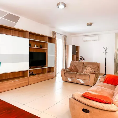 Stylish 3 Bedroom In The Heart Of 10