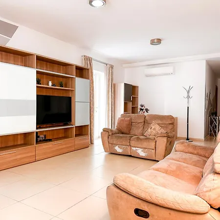 Stylish 3 Bedroom In The Heart Of 10 *
